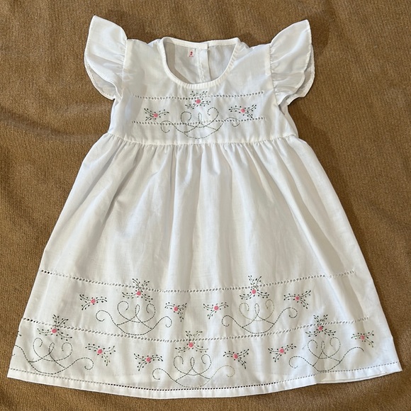 Other - EUC White flutter sleeve hand Embroidered Kids Dress size 2